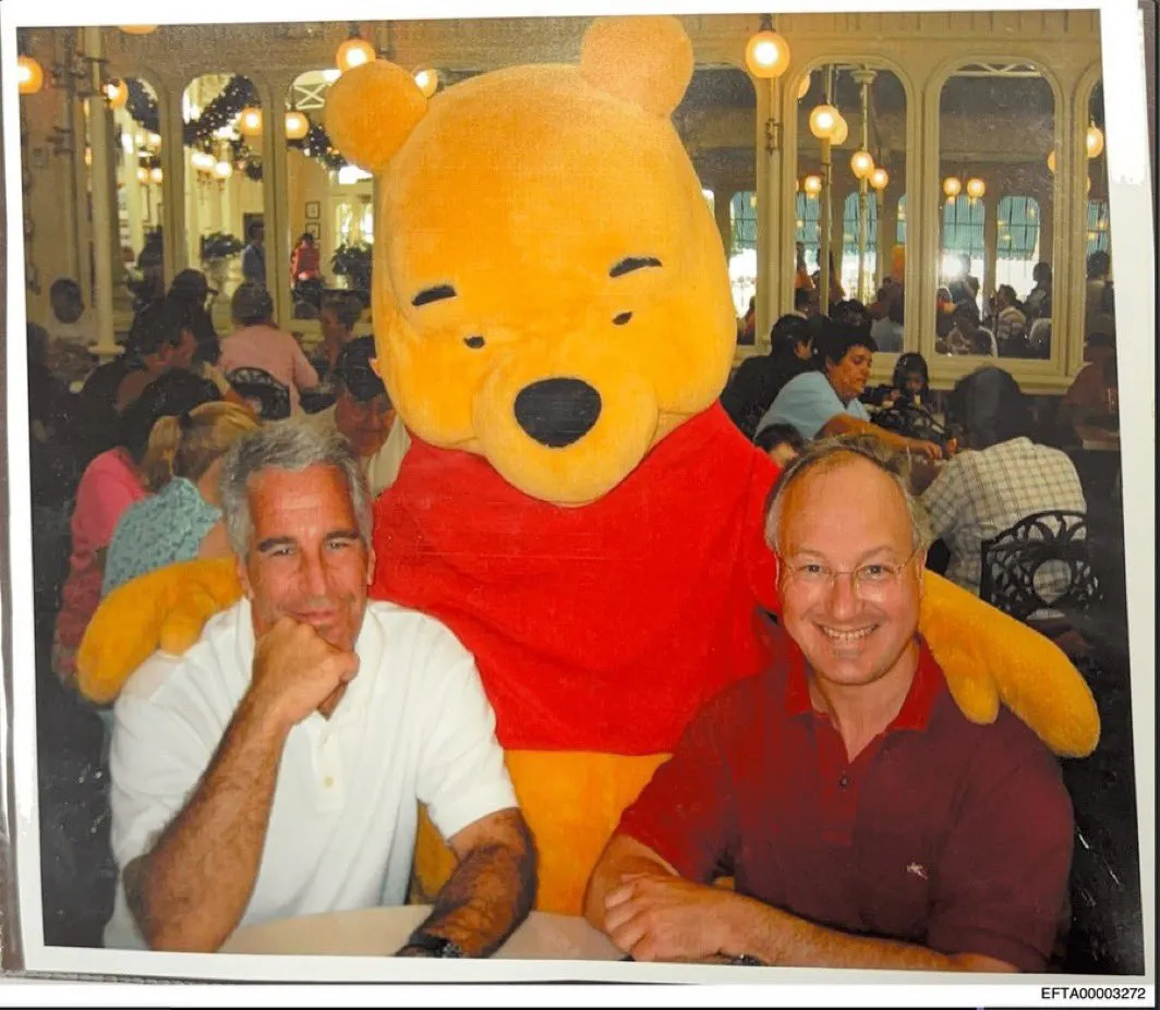 Difunden archivos del caso Epstein con fotos de Clinton, Jackson y Jagger