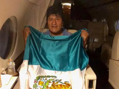 Comparte Ebrard foto de Evo en avión militar mexicano