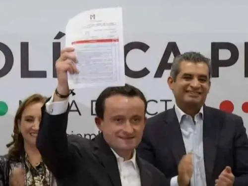 Mikel Arriola entrega al PRI solicitud de precandidatura a la CDMX