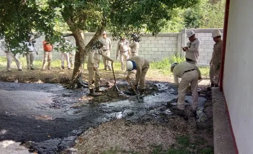 Video: Petróleo brota en patio de escuela en Tamaulipas
