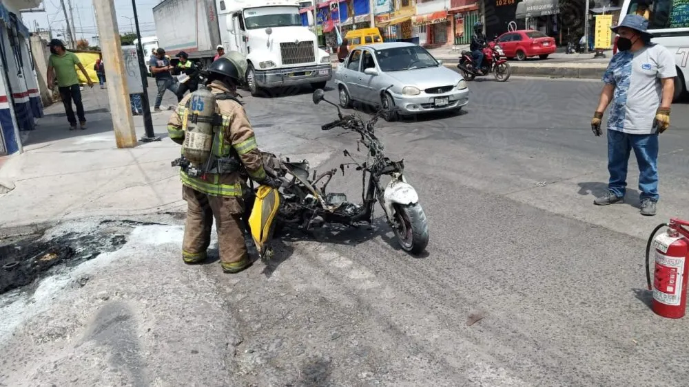 Se incendia moto en retén de la Calzada Zaragoza