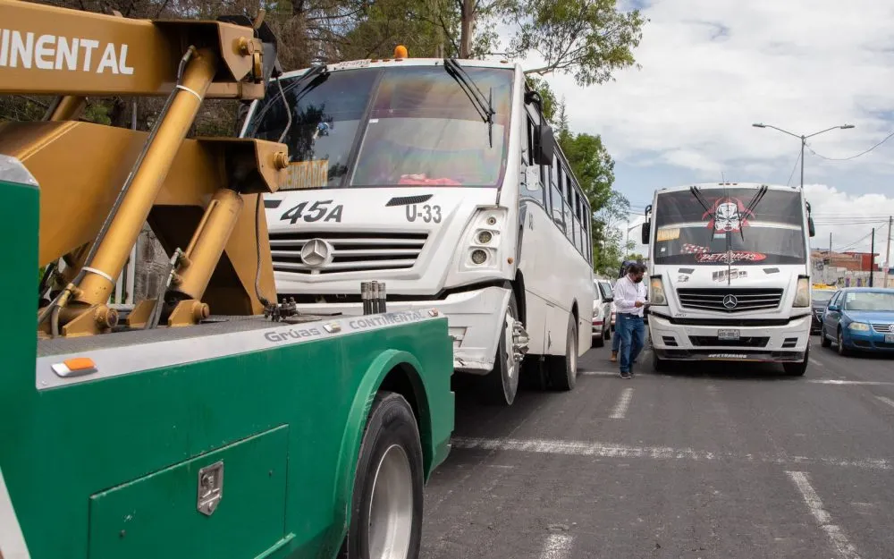Por prestar servicio de transporte irregular, SMT y SSP detienen a cinco unidades
