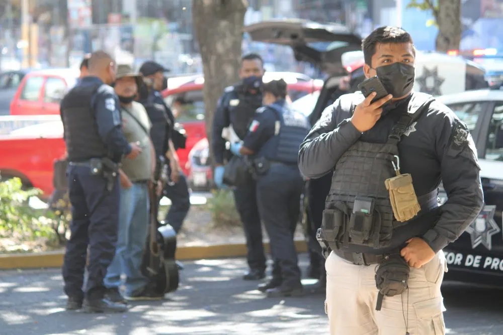 Intentan asaltar a cuentahabiente y un ladrón resulta herido de bala