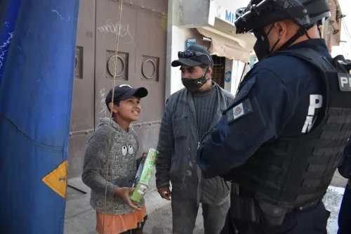 Ayudan elemento especiales a entregar los regalos de los Reyes Magos