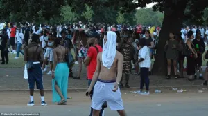Un policía apuñalado en Hyde Park después de que una ‘guerra de agua’ degenerara en disturbios