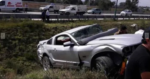 Hombre queda prensado tras volcarse en el Periférico Ecológico