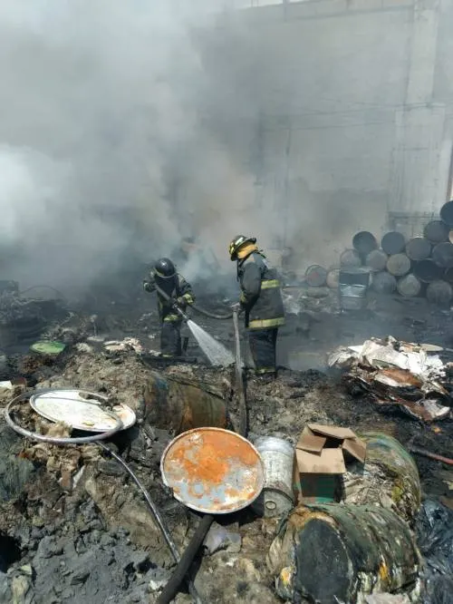 Bomberos controlan incendio en la colonia independencia