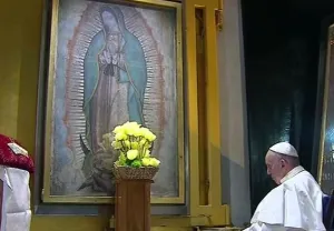 A solas, Francisco reza frente a La Virgen de Guadalupe