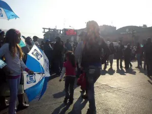 PAN inunda desfile con sombrillas