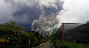 Volcán de Guatemala inicia con fuerte actividad eruptiva