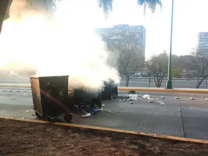 Disturbios en CU; encapuchados colocaron barricadas