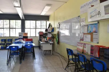 Niña llora por querer irse dos horas temprano a la escuela