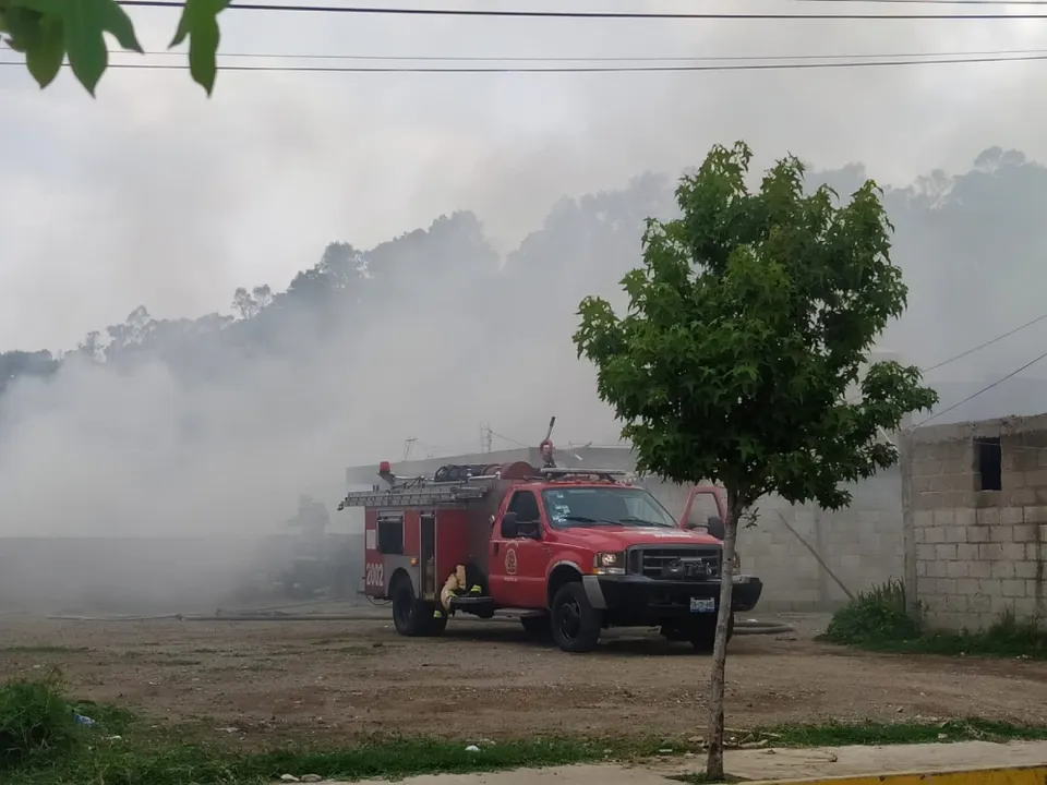 Arde bodega de colchones en Tepontla
