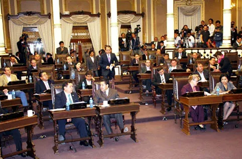 Exhiben entreguismo de diputados del PRI con RMV
