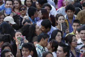 Capturarán beso masivo en pro de la lectura