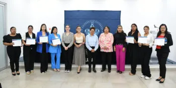Entrega rectora María Lilia Cedillo reconocimientos a estudiantes becarias de Abogadas MX
