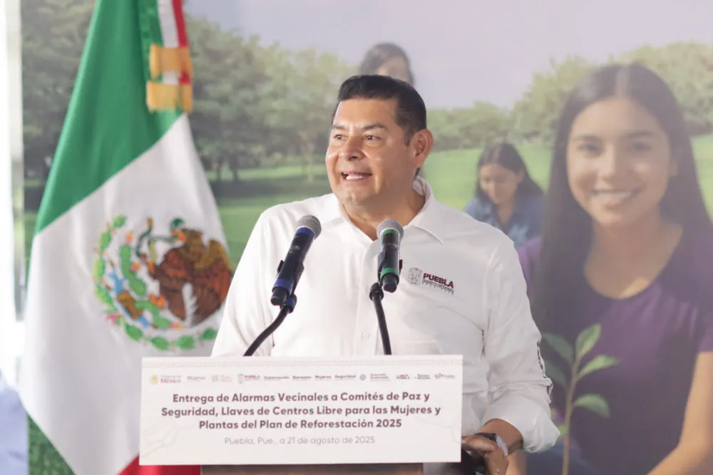 Armenta asegura que en Puebla “hay muchos gallos y gallinas” rumbo a 2027