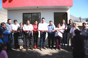 Entrega Camarillo casas del Programa de Ampliación de Viviendas