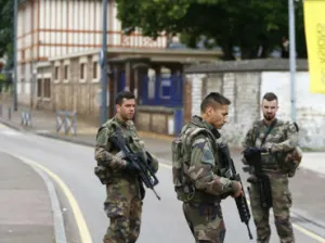 Atacantes en iglesia francesa eran del Estado Islámico: Hollande
