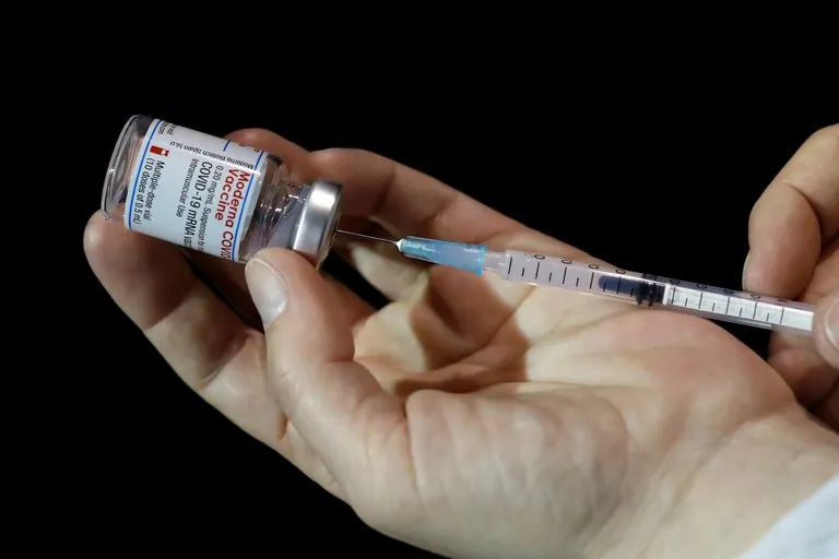 Moderna prepara vacuna de refuerzo contra variante Ómicron