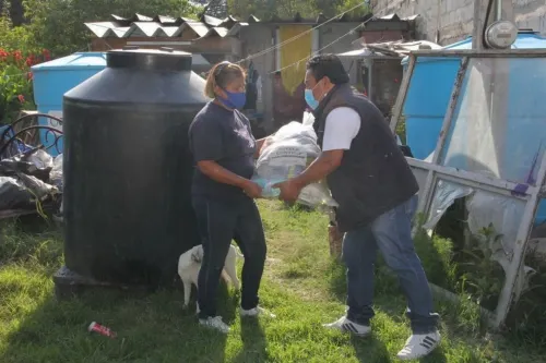 Entrega SEDIF apoyos a familias de Flor Batavia afectadas por lluvias