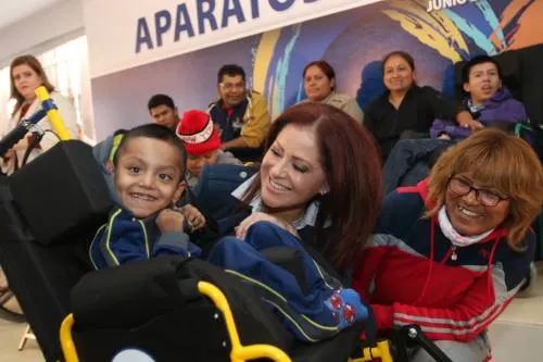 Dinorah López de Gali entrega apoyos a personas con discapacidad de los 217 municipios