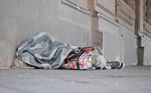 Atienden a mujer indigente con posible Covid 19