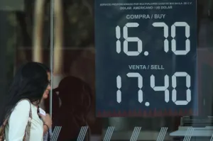 Venden dólar en promedio de $16.92 en el AICM