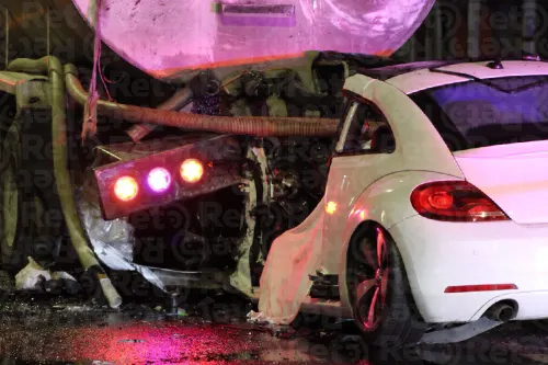 Muere conductor al estrellar su Beetle con una pipa en Forjadores