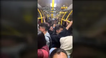 Joven colombiano se hace viral por vender besos en el transporte público