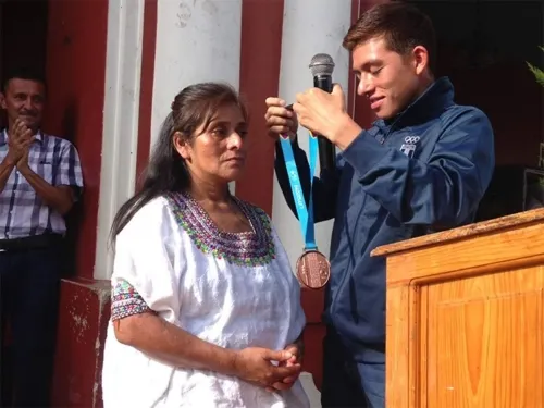 Ganó medalla en Panamericanos y se la regaló a su mamá