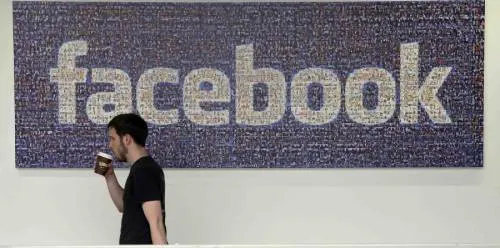 Las acciones de Facebook caen por escándalo de noticias falsas