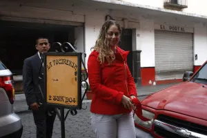 Exigen renuncia de Ana Isabel Allende