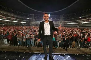 VIDEO: Espinoza Paz cae del escenario en homenaje a Juan Gabriel