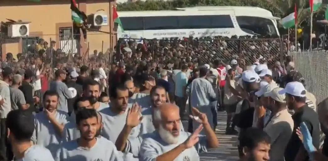 Israel libera a 154 prisioneros palestinos que llegan a Egipto tras acuerdo de alto al fuego con Hamás