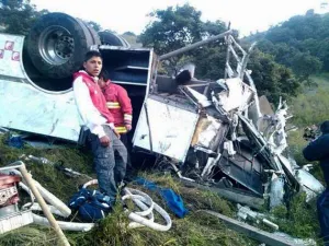 Microbús se desbarranca matando a 14 en la Naucalpan-Toluca