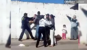 VIDEO: Director de vialidad y policías de Chignahuapan golpean a conductor