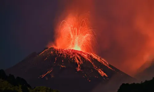 Despierta el volcán Etna en Italia; lava de desliza por Valle del Bove