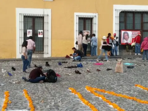 Ofrenda en memoria de los más de 88 feminicidios fue colocada en Casa Aguayo