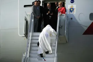 Video: Papa Francisco tropieza al subir a avión para ir a Filadelfia