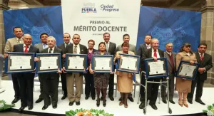 Alcalde reconoce a maestros con Premio al Mérito Docente