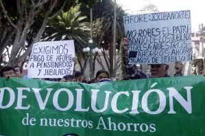 Jubilados y pensionados IMSS exigen pagos de Afore