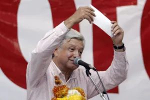 Moreno Valle está traicionando al magisterio: AMLO