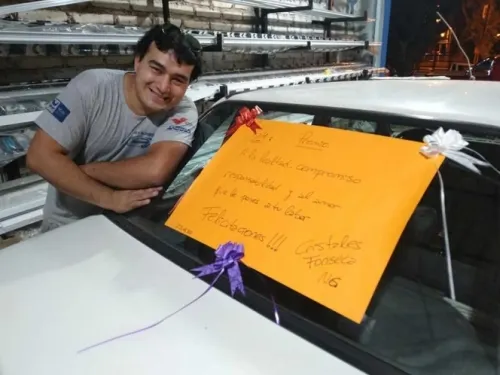 Patrón regala auto a su empleado más leal; era su sueño