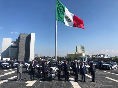 Gali equipa con patrullas, uniformes, condecoraciones y becas, a policías estatales e investigadores