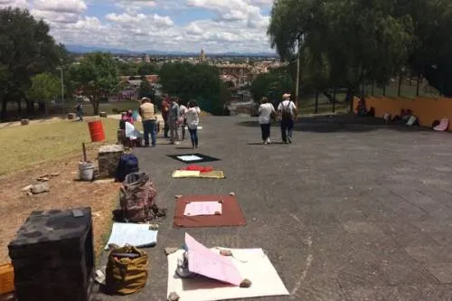 Artesanos desalojados de la pirámide de Cholula piden intervención del Congreso