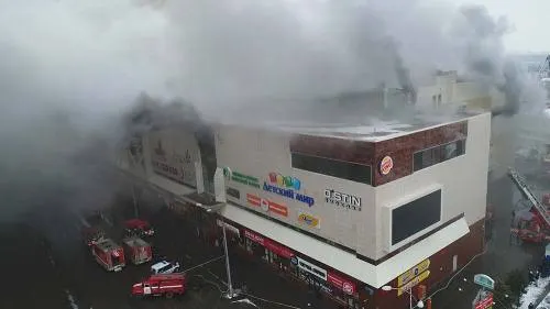Suman 64 muertos en Siberia por incendio en centro comercial