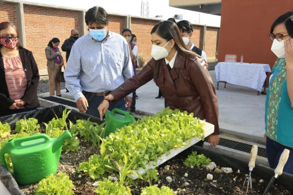 Ayuntamiento de Puebla entrega huertos escolares a favor de la seguridad alimentaria
