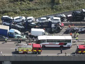 Choque entre 130 autos deja como saldo más de 100 personas heridas