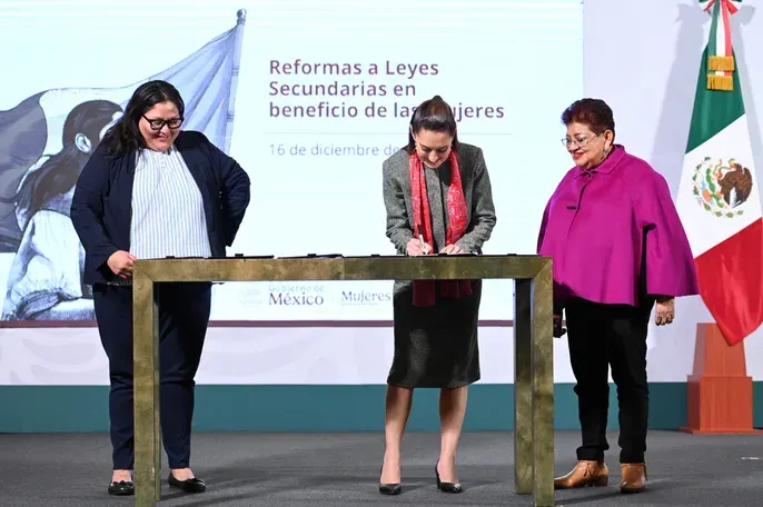 Firma Claudia Sheinbaum decreto por el que se reforman leyes secundarias para proteger a las mujeres en México 